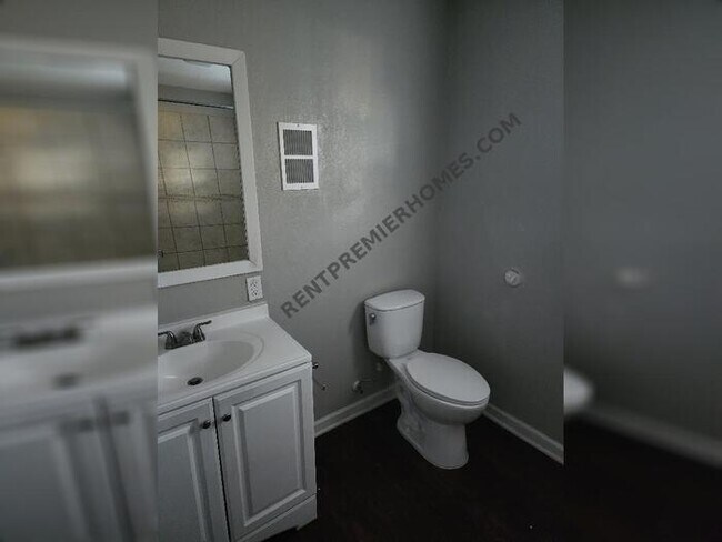 Building Photo - 2413 Hillview Dr