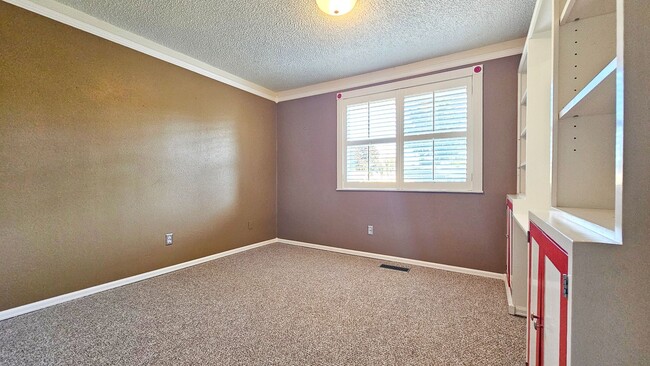 Building Photo - Charming 4 Bed 2 Bath Rambler with Office/...