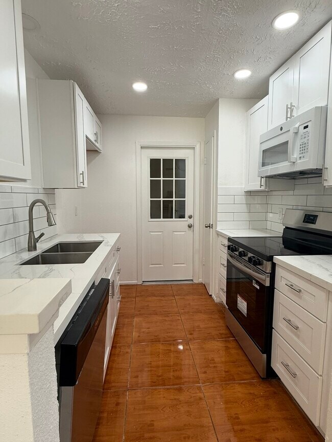 Building Photo - 7535 Roaring Springs Dr