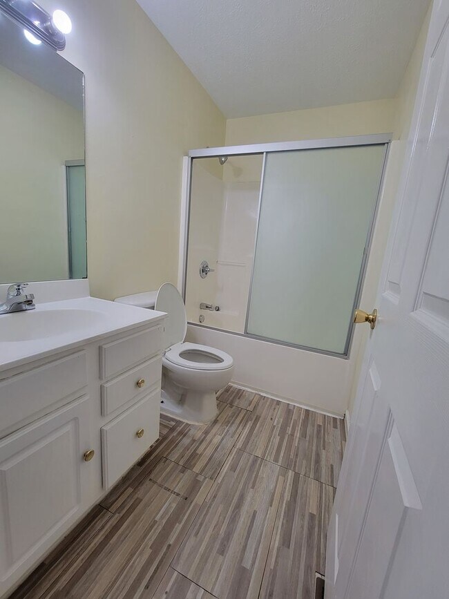 Building Photo - 3 bed 2.5 bath on West Run Road -- Available 04/01/26