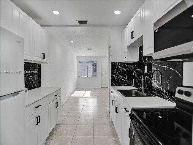 Building Photo - 708 N 20th Ave