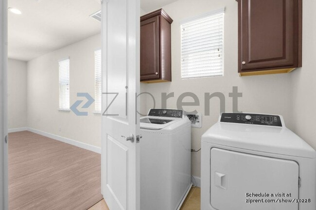 Building Photo - 941 Bracken Ct