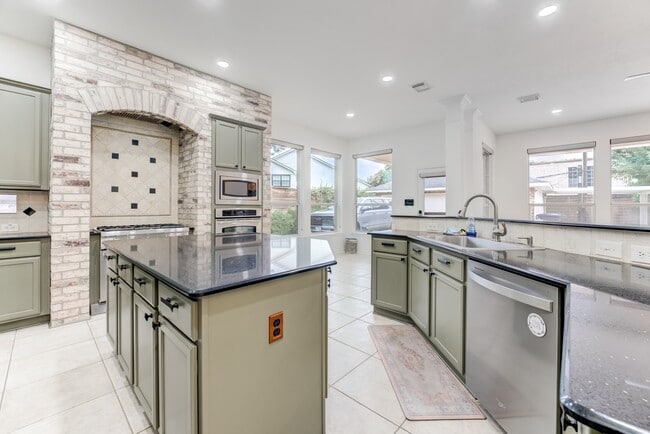 Building Photo - 7906 Del Monte Dr