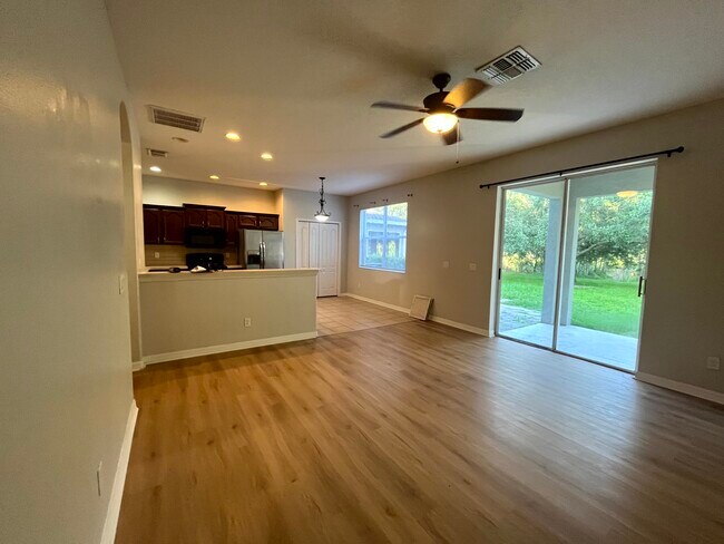 Building Photo - 7843 Foxgrove Dr