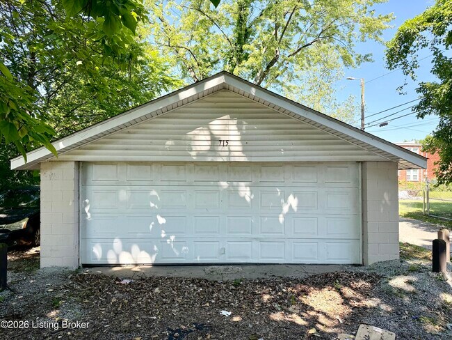 Building Photo - 715 S 41st St