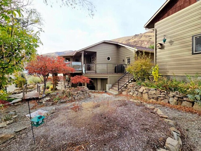 Building Photo - Gorgeous 4 Bed, 3 Bath Home w/ STUNNING RI...