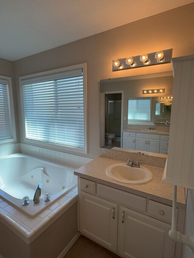 Building Photo - Three Bedroom, Two Bath in the Vineyards N...