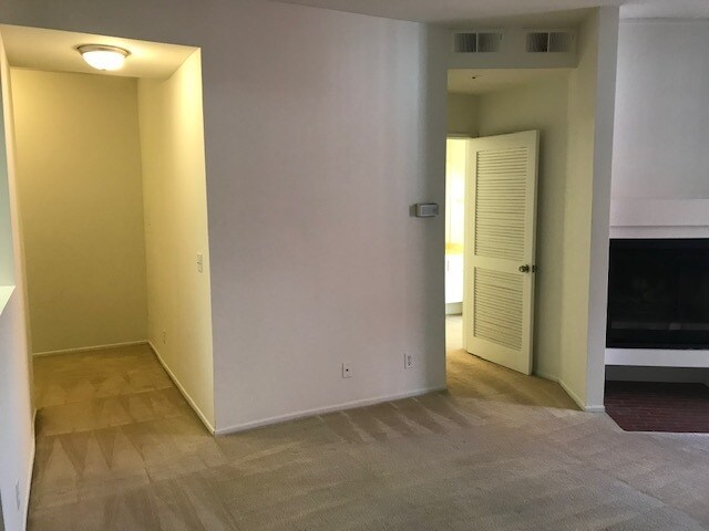 Building Photo - 7211 Cozycroft Ave