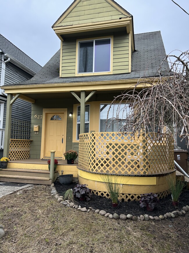 Building Photo - 627 N Prospect St