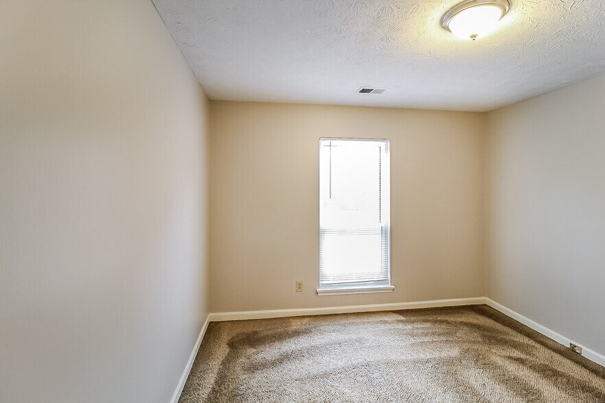 Building Photo - 2468 Mistletoe Ln SW