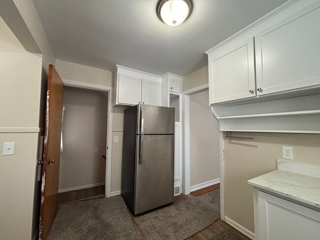 Building Photo - 3 Bedroom 1.5 Bath House - Parking/Laundry Hook-Ups!