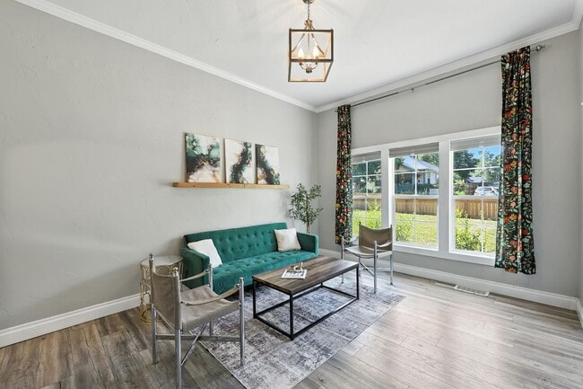 Building Photo - Beautifully Renovated Home with Modern Com...