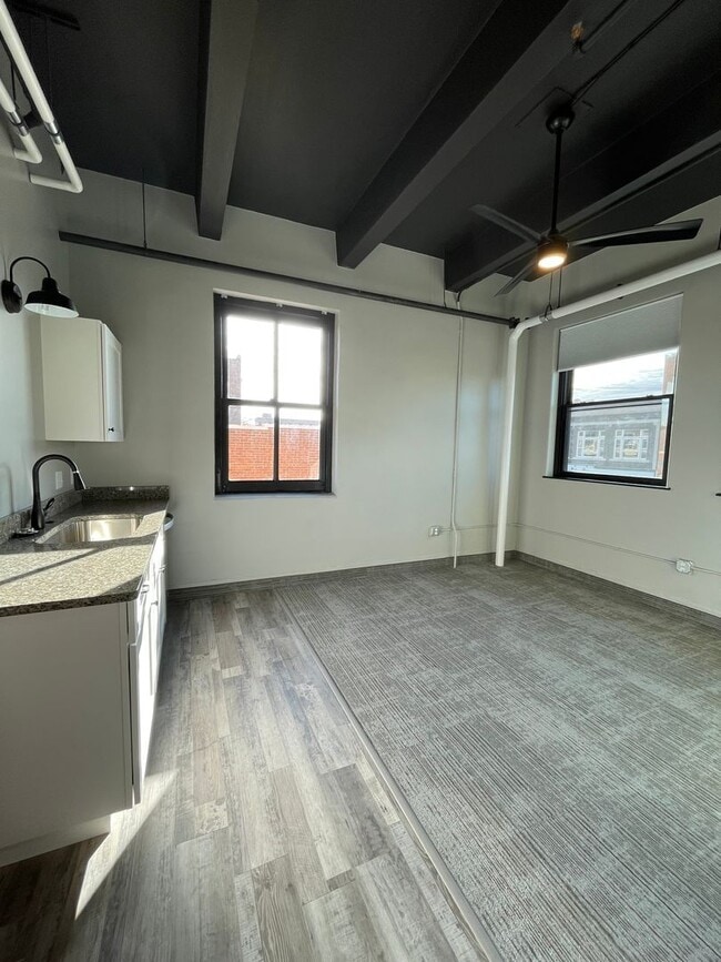 Building Photo - 712 Commercial St