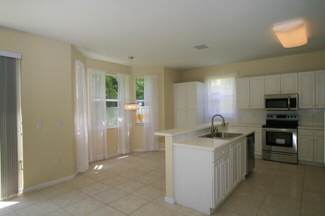 Building Photo - 255 Saratoga Blvd E