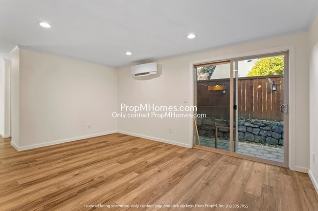 Building Photo - Wonderful Two Bedroom Condo In SE Portland!