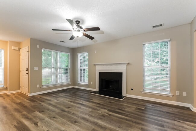 Building Photo - 916 Summit Park Trail