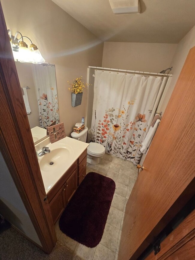 Building Photo - For Rent: 2 Bed / 2 Bath with 2-Car Garage...