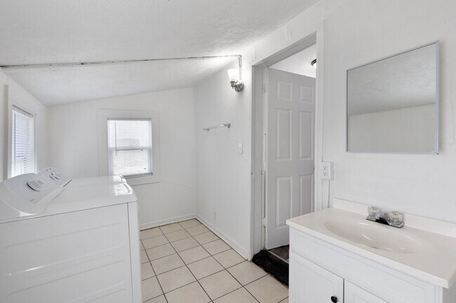Building Photo - Don't Miss Out On This Amazing 3 bed 1 1/2...