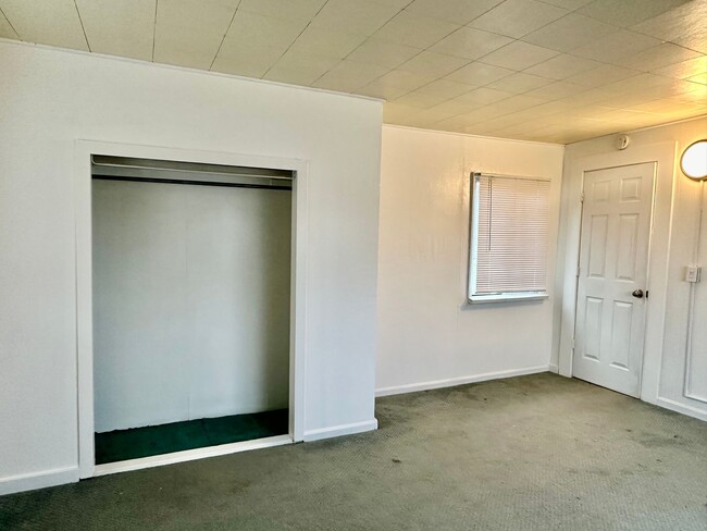 Building Photo - 1 bdrm, 1 bath house 5 minutes to OIT and ...