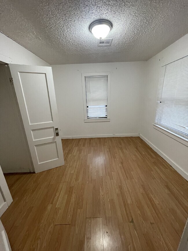 Building Photo - "Charming 3-Bed Home with Gleaming Hardwood Floors in Prime Wichita Location!"  Hurry! Limited-Ti...