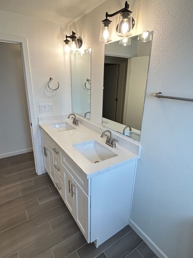 Building Photo - Remodeled Home Near Downtown Chandler!
