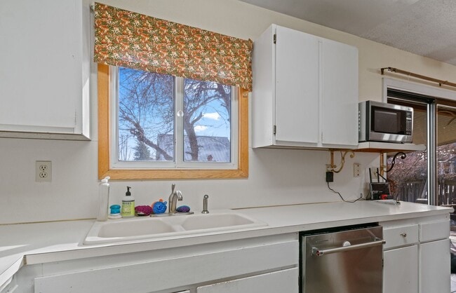 Building Photo - 3 Bedroom 1.5 Bath