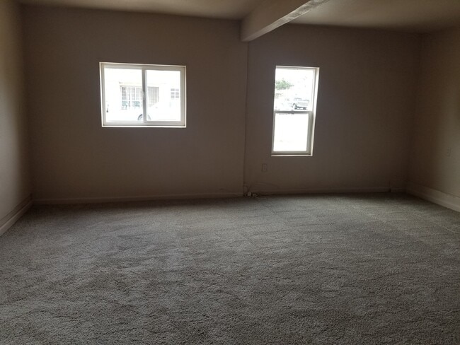 Building Photo - 3 Bedroom 1 Bathroom Home in San Diego