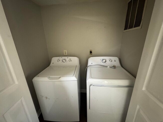 Building Photo - 2365 Parrot Ln