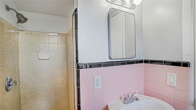 Building Photo - 5518 Riviera Dr