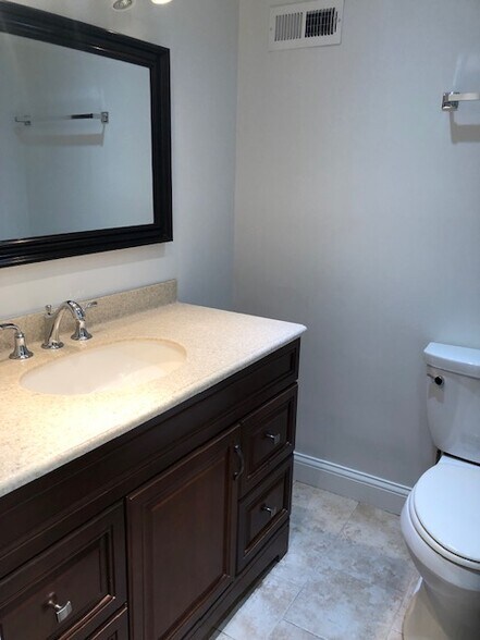 Shared Bath - 11345 S Roberts Rd