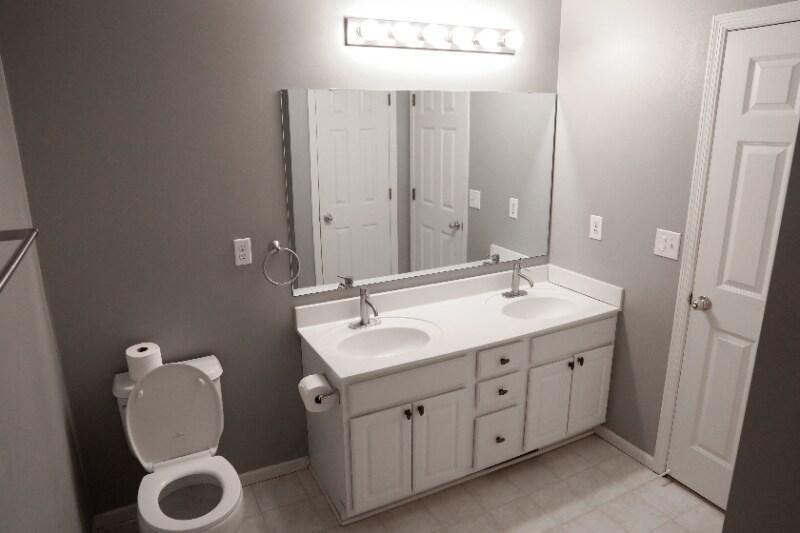 Building Photo - 8017 Stratford Cir S