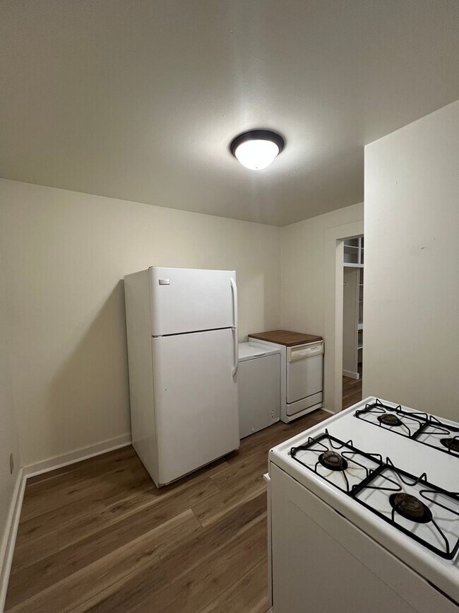 Building Photo - 217 W Irving Ave