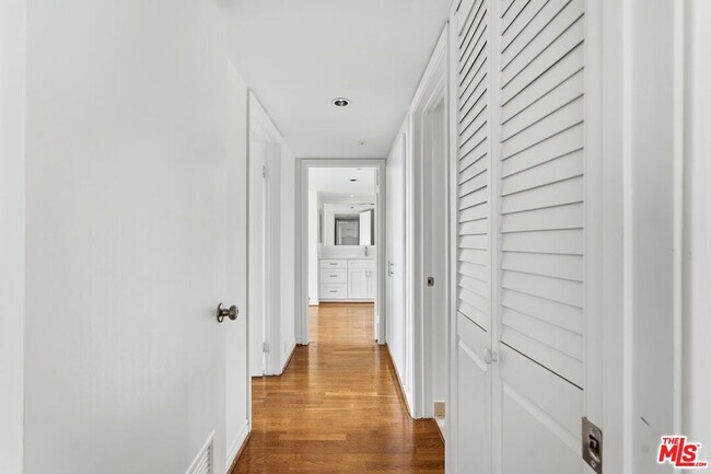 Building Photo - 10535 Wilshire Blvd