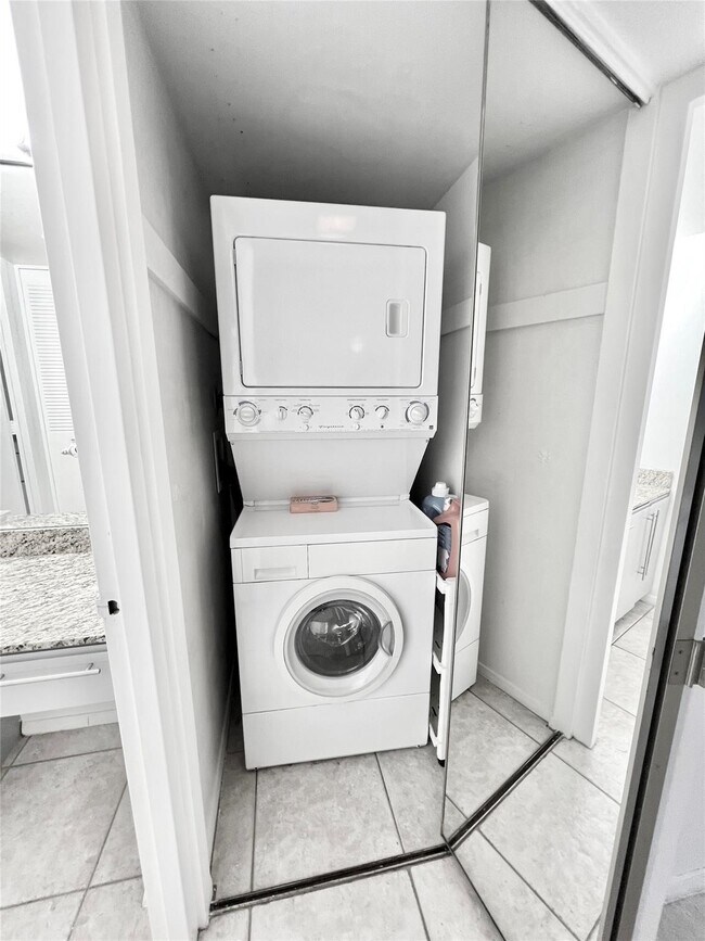 Building Photo - 2016 Main St