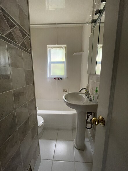 Upstairs bathroom (35 sf) - 206 N 200 E