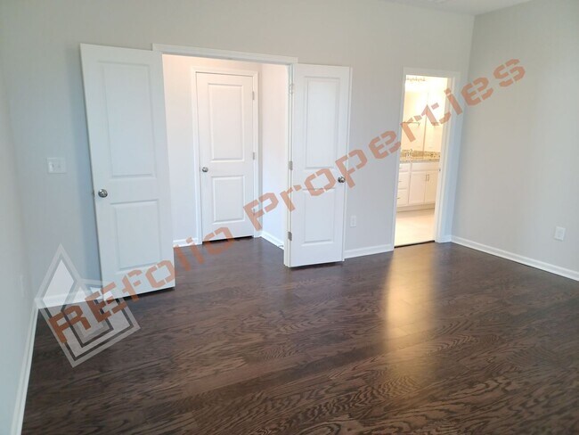 Building Photo - Gorgeous 4 Bedroom House with 1st Floor Pr...
