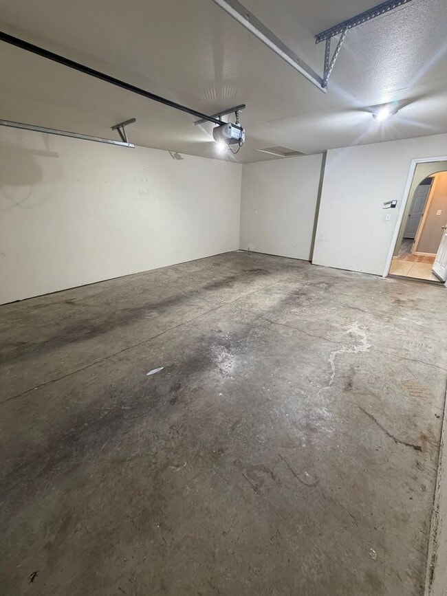 Building Photo - Large 2 Bedroom with Fenced Yard!