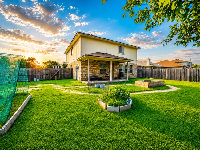 Building Photo - AVAILABLE JULY 1st