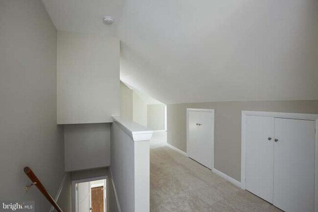 Building Photo - 221 Dale Dr