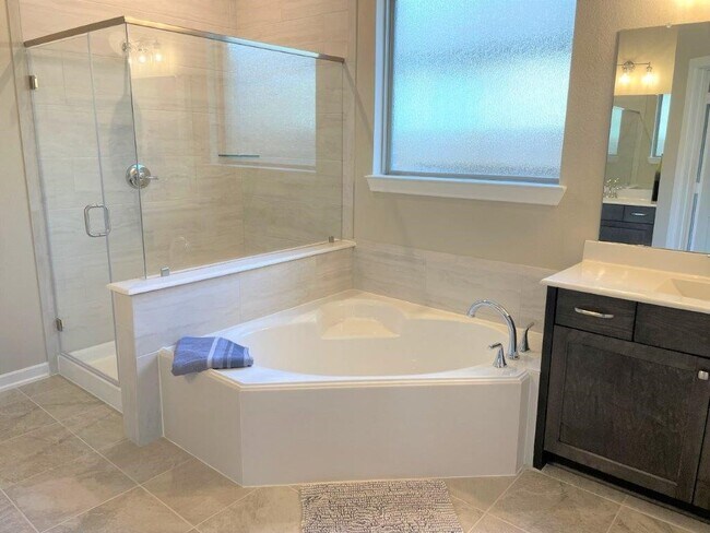 Building Photo - 8426 Bay Orchard Dr