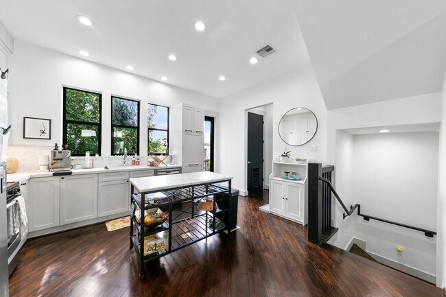 Building Photo - 1807 Dart St