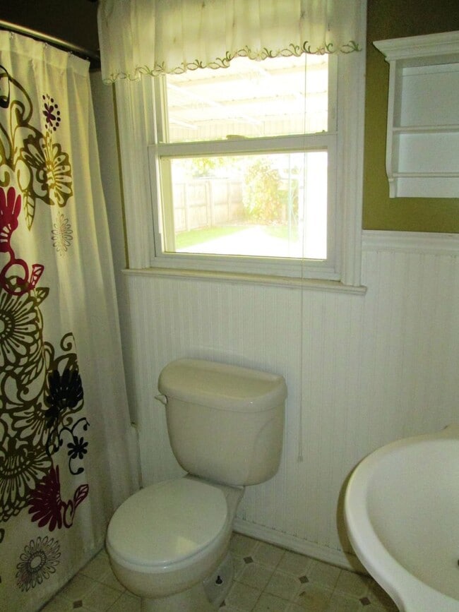 Building Photo - Cozy 2 bedroom house near old town Longmont!