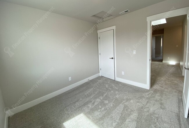 Building Photo - Petrosa Townhouse 3 BR - 2 ½ BA w/ loft