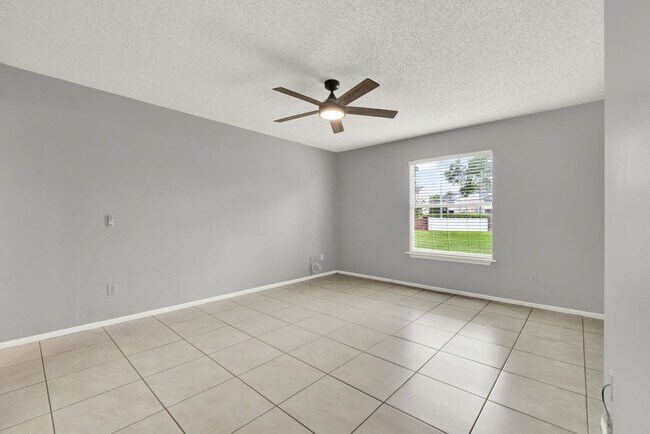 Building Photo - First Floor 2/2 Condo with private back in...