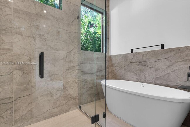 Building Photo - 3905 SW 5th St