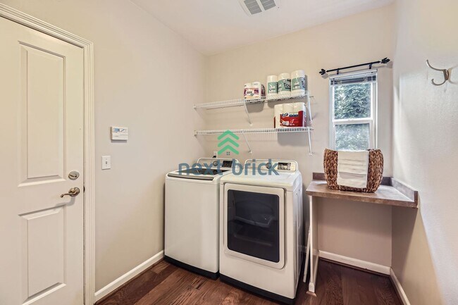 Building Photo - A beautiful 3 bedrooms and 2.5 bathrooms h...