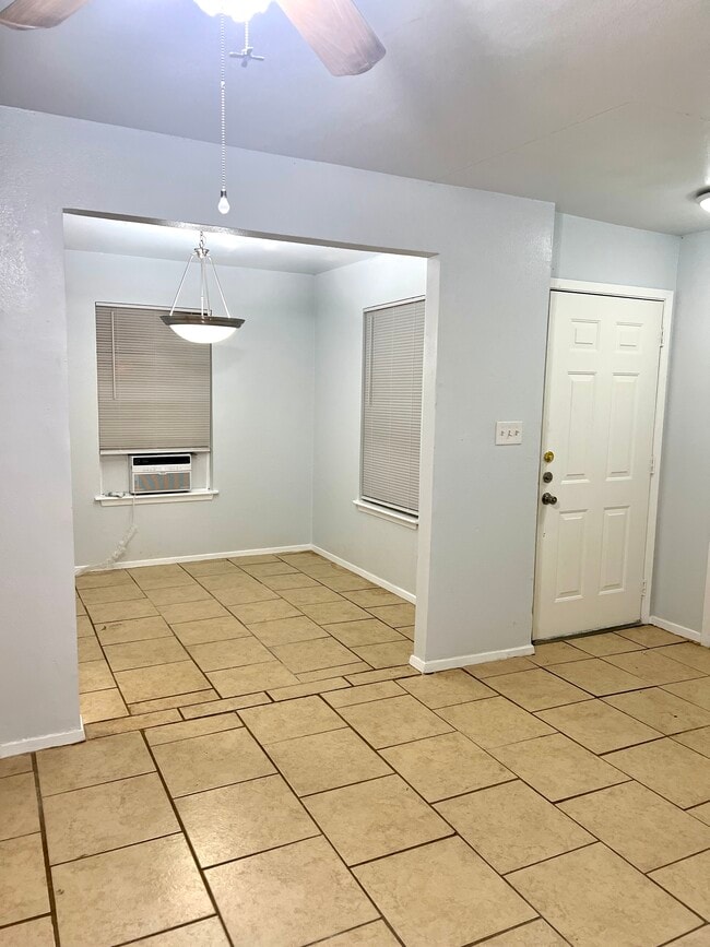 Building Photo - 2112 Tanglewood St