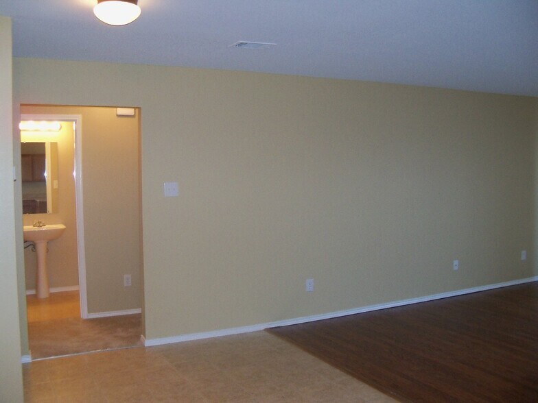 Building Photo - 3019 Melrose Dr