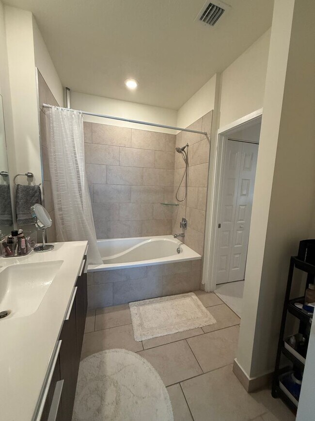 Building Photo - Premium Lake-View URBANA Residence Steps from Downtown Doral