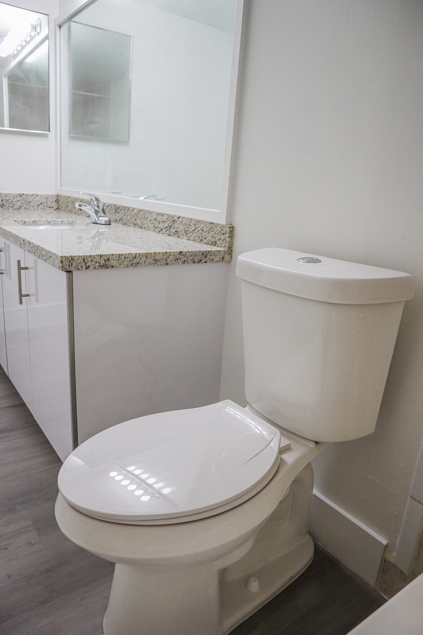 Building Photo - 8005 Lake Dr